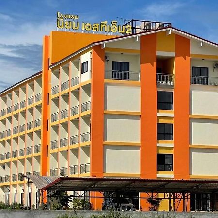 โรงแรมนิยม เอสทีเอ็น 2 - Niyom Stn 2 Hotel Ban Phue Exteriör bild