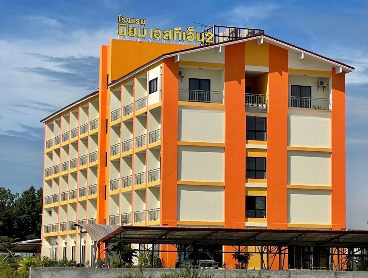 โรงแรมนิยม เอสทีเอ็น 2 - Niyom Stn 2 Hotel Ban Phue Exteriör bild