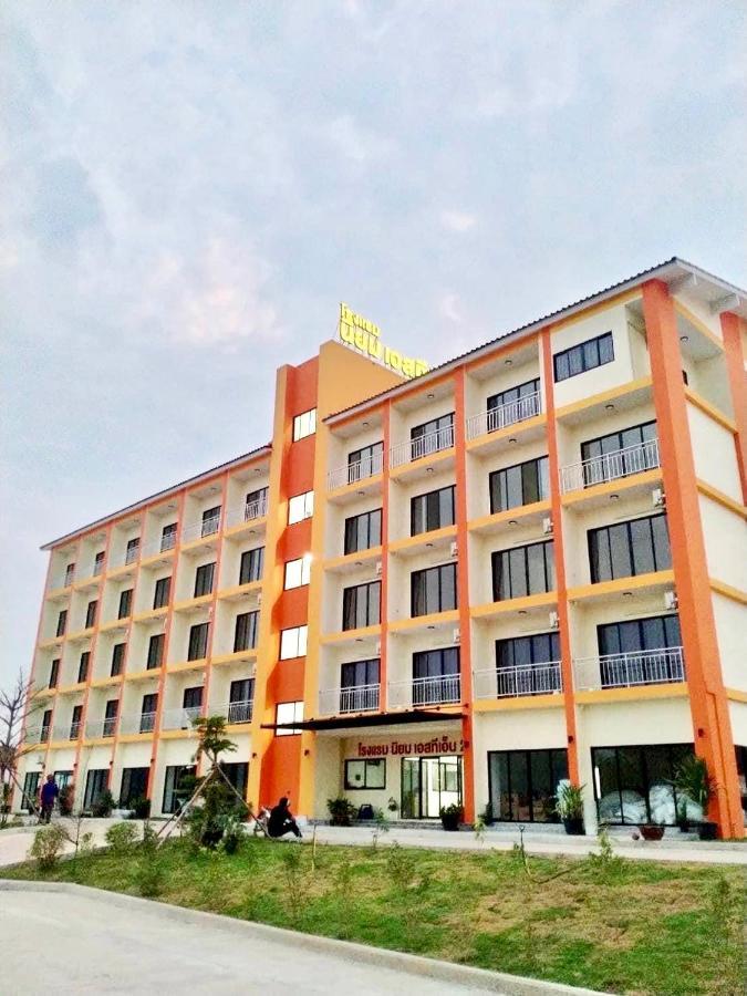 โรงแรมนิยม เอสทีเอ็น 2 - Niyom Stn 2 Hotel Ban Phue Exteriör bild